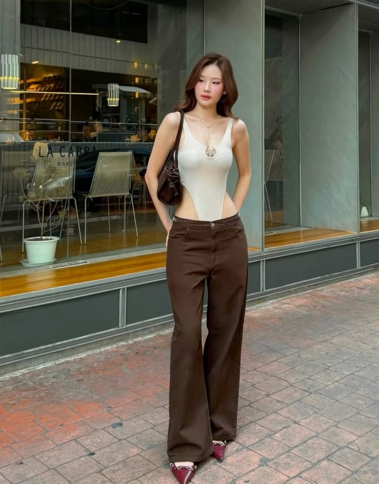 Gen Z theo đuổi mốt bodysuit khoét hông - 4