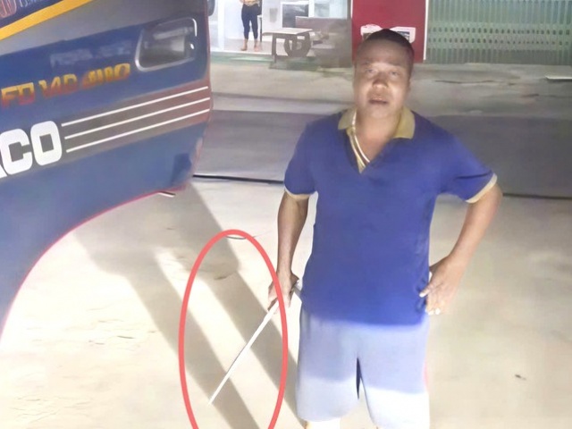 Tài xế xe tải BKS 98C-247.56 cầm dao chặn đầu xe, dọa chém người