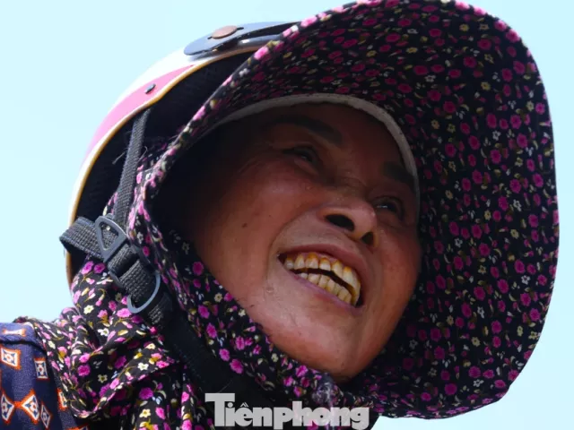 Nắng hơn 40 độ C, người lao động miệt mài mưu sinh