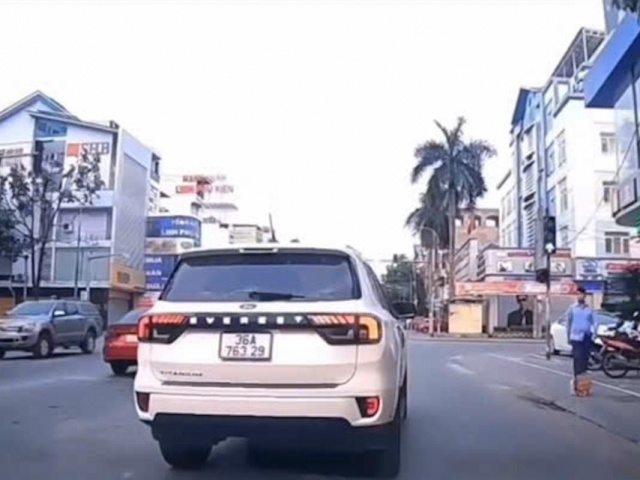 CSGT Thanh Hoá điều tra vụ ô tô 36A-763.29 lấn làn, chèn ép xe khác giữa phố