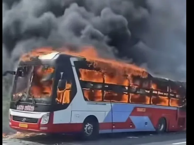 Xe khách bốc cháy ngùn ngụt trên Quốc lộ 1 qua Khánh Hòa