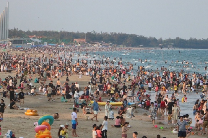 Nắng nóng oi bức, du khách đổ về biển Vũng Tàu chen chân 'giải nhiệt' cuối tuần
