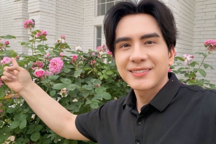 Hàng chục khóm hồng khoe sắc trong biệt thự của Đan Trường ở Mỹ