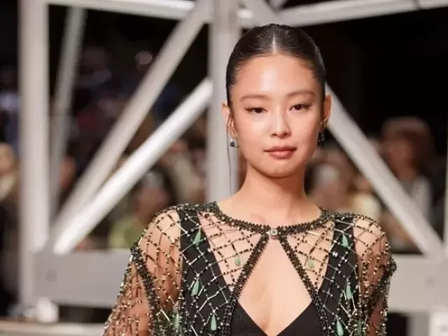 Những bộ cánh xuyên thấu của Jennie