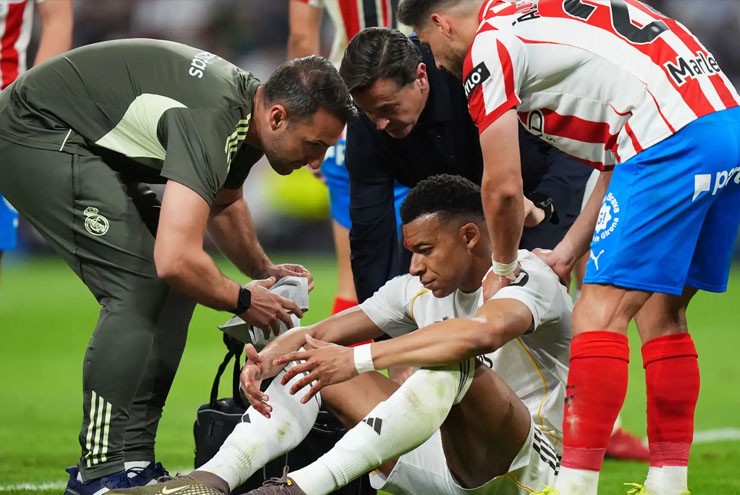 Mbappe dính cùi chỏ khiến mặt chảy máu, Real Madrid điên tiết vì mất phạt đền