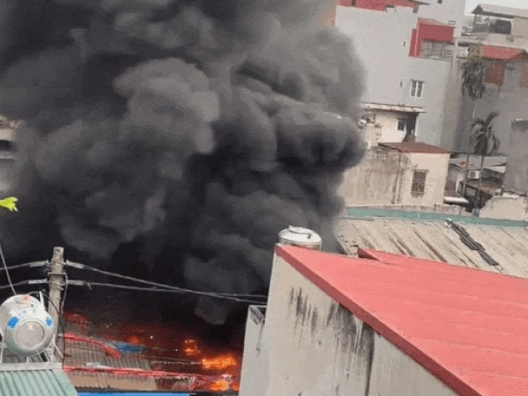 Cháy kho đông lạnh ở Hà Nội, nhiều xe máy bị thiêu rụi