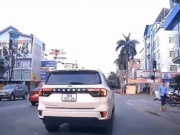 CSGT Thanh Hoá điều tra vụ ô tô 36A-763.29 lấn làn, chèn ép xe khác giữa phố