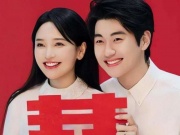 Nữ ca sĩ công khai đăng ký kết hôn với bạn trai kém 18 tuổi, nghi vấn mang thai