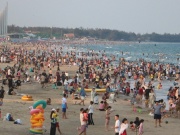 Nắng nóng oi bức, du khách đổ về biển Vũng Tàu chen chân 'giải nhiệt' cuối tuần