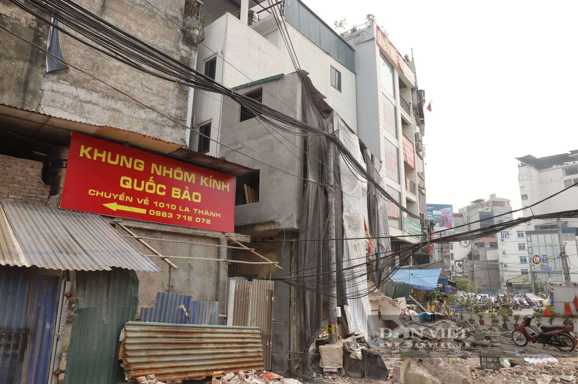 Trong ảnh, một ngôi nhà tại&nbsp;ngã tư Đê La Thành - Giảng Võ hình thành đúng với tên gọi "đầu thừa, đuổi thẹo". Ở phần đầu ngôi nhà này phình rộng đủ để bố trí phòng ngủ nhỏ, nhưng ở phần đuôi lại chỉ vừa đúng một chiếc cầu thang.