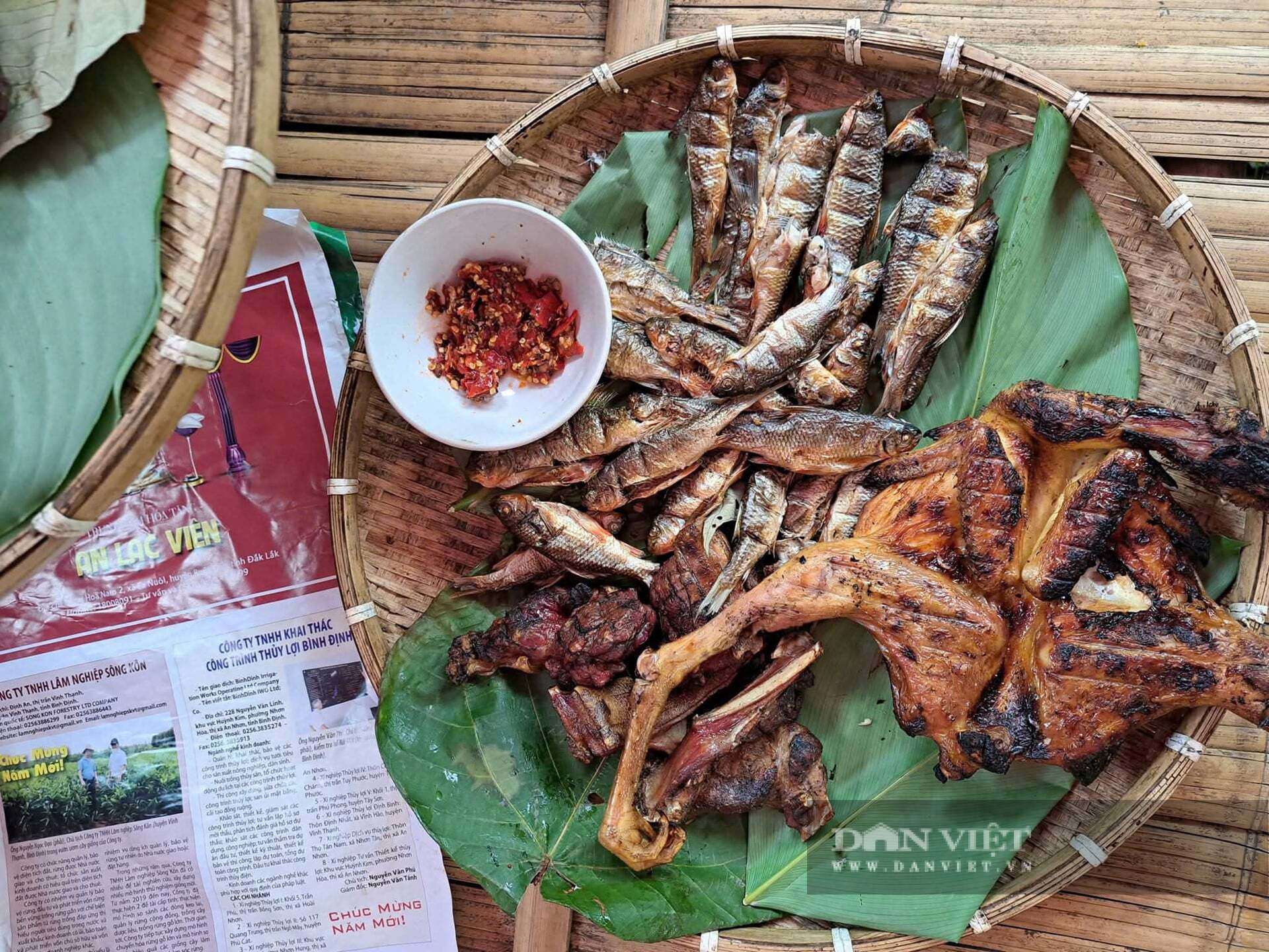 Du khách thưởng thức những món ăn đậm chất núi rừng do chính đồng bào Vân Kiều, Pa Kô chế biến như món gà nước, cá mát nước... Ảnh: N.V