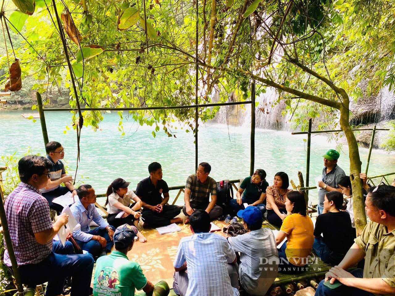 Du khách thưởng thức những món ăn đậm chất núi rừng do chính đồng bào Vân Kiều, Pa Kô chế biến như món gà nước, cá mát nước... Ảnh: N.V