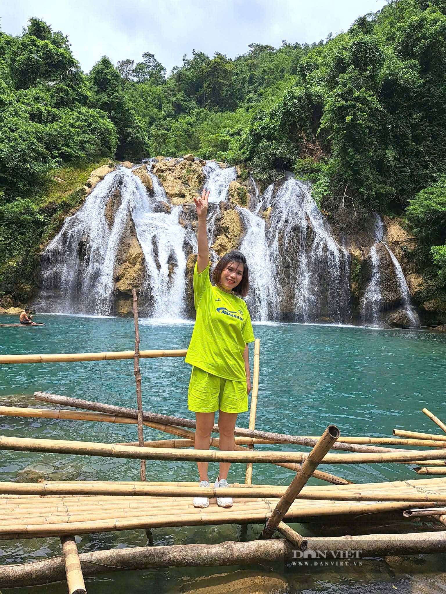 Ngoài chụp ảnh đẹp, du khách còn được trải nghiệm leo thác Tà Puồng. Ảnh: N.V