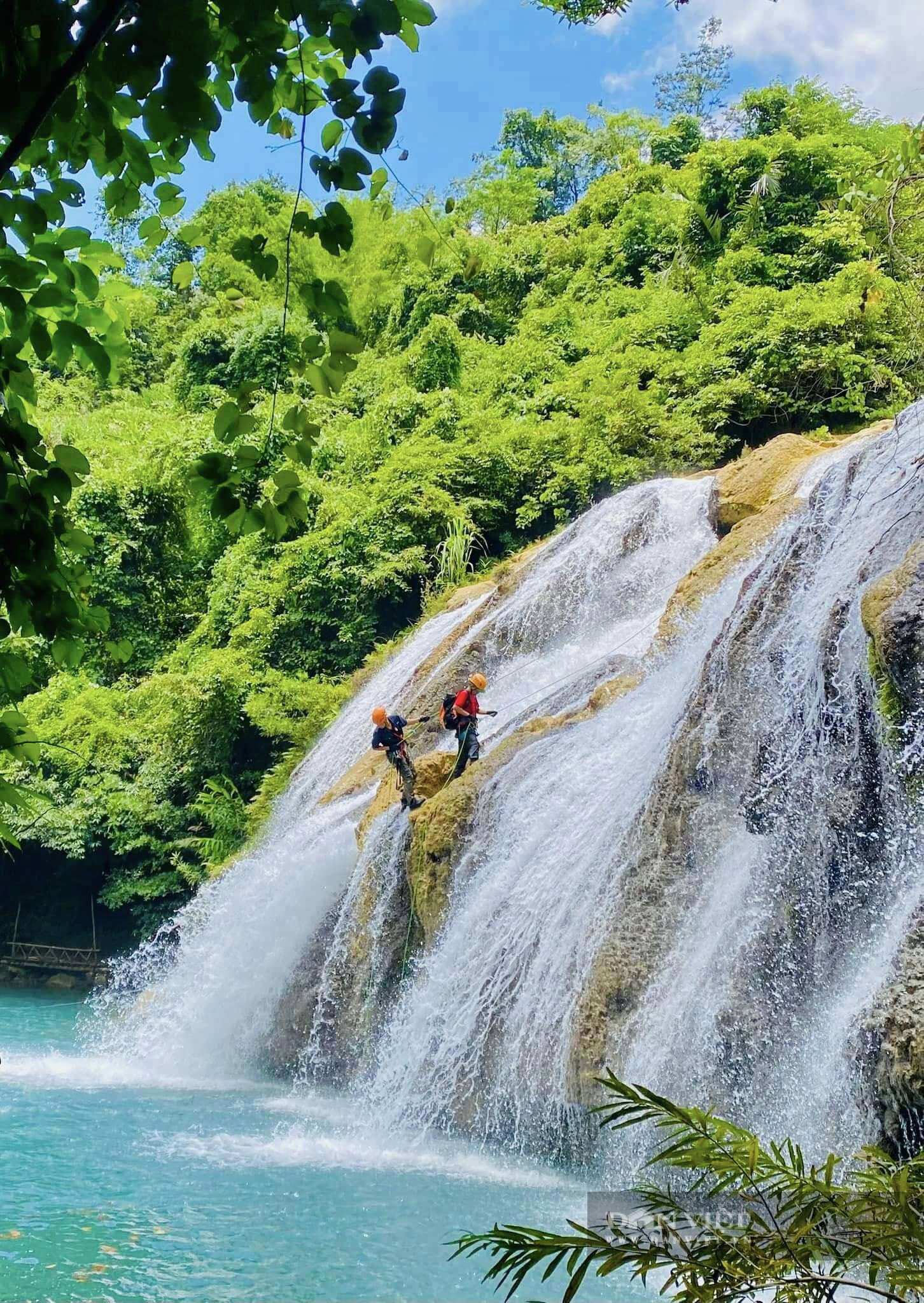 Ngoài chụp ảnh đẹp, du khách còn được trải nghiệm leo thác Tà Puồng. Ảnh: N.V