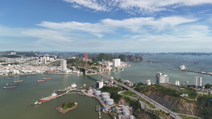 Cầu Bãi Cháy nằm ở trung tâm tỉnh Quảng Ninh. Ảnh: Lê Tân