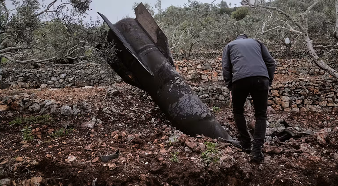 Mảnh vỡ của một tên lửa Iran rơi gần một ngôi làng ở Bờ Tây. Ảnh: AP