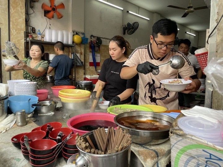 Người tiêu dùng giảm tần suất đi ăn uống bên ngoài. (Ảnh minh họa)