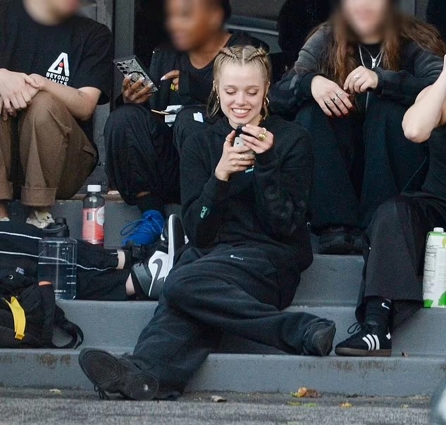 Hành trình 'lột xác' từ tomboy thành mỹ nhân của con gái Angelina Jolie - 9