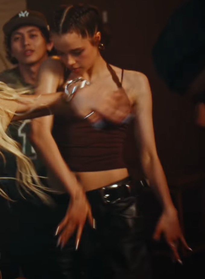 Shiloh thể hiện vũ đạo trong MV 'What’s a girl to do'