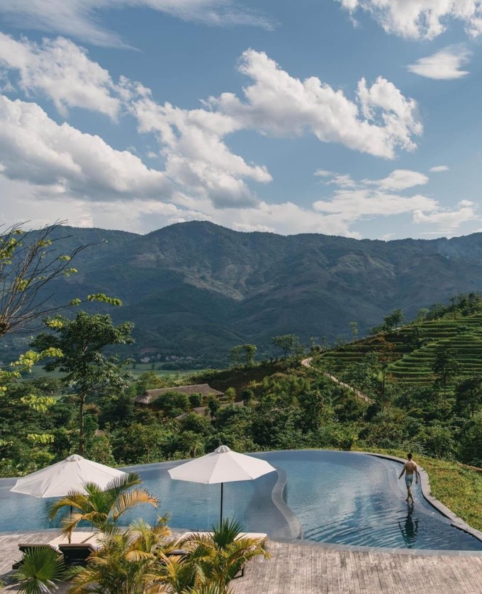 Mai Châu hiện rất đa dạng về các hình thức lưu trú, nhiều khu nghỉ dưỡng ẩn mình giữa thiên nhiên hoang sơ đáp ứng nhu cầu nghỉ dưỡng, thư giãn cho du khách.