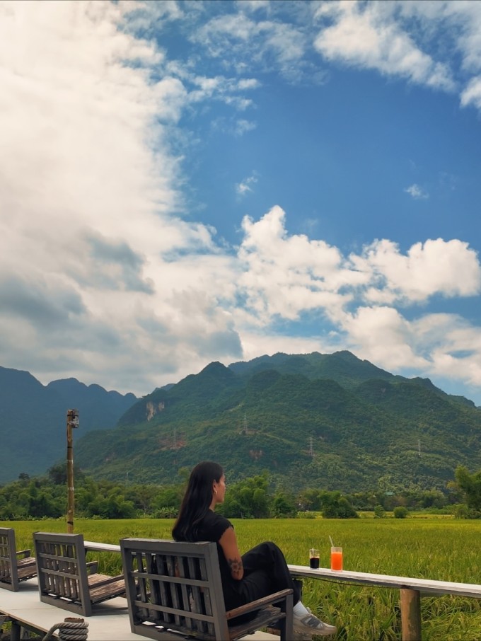 Các quán cà phê như Coffee Lốp Lắc Lắc, Cà phê Đá và Cây, Cà phê Cánh Đồng, Hua Tông Coffee... ở Mai Châu rất hút khách nhờ không gian thoáng đãng, yên bình. Ảnh: Diana neven