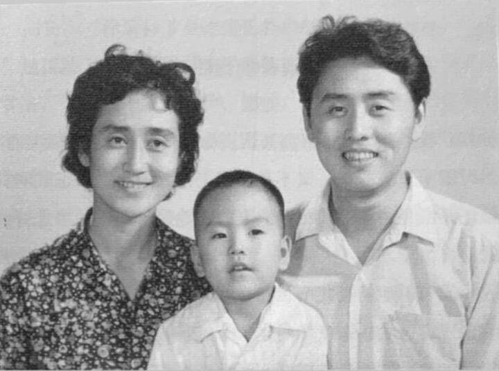 Mã Đức Hoa bên vợ con.