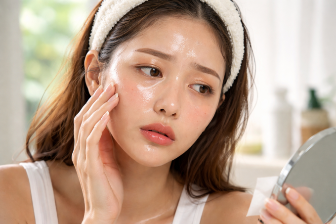 Da dầu nếu không chăm sóc đúng cách có thể gây tắc nghẽn lỗ chân lông, nổi mụn.