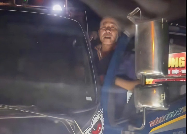 Sau khi đe dọa người đối diện, tài xế xe tải lên xe. (Ảnh cắt từ clip).