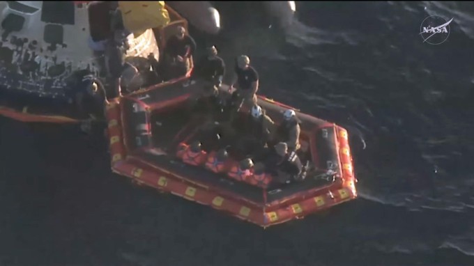 Các thành viên phi hành đoàn Artemis II ngồi trên thuyền cứu hộ sau khi rời khỏi khoang tàu Orion. Ảnh: NASA