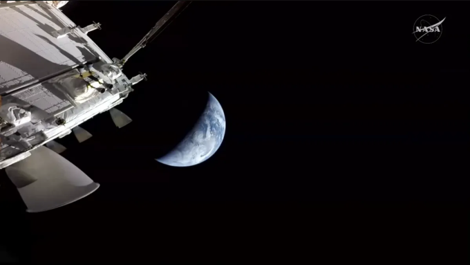 Trái Đất ngày càng lớn khi nhìn từ cửa sổ tàu Orion trong ngày cuối cùng của nhiệm vụ Artemis II. Ảnh: NASA