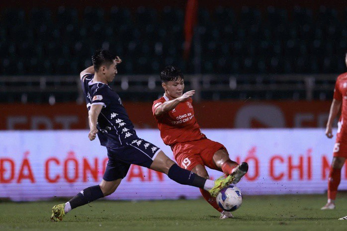 CLB Công an TP HCM (phải) khó đòi “món nợ” thua trước Hải Phòng ở lượt đi. (Ảnh: ĐÌNH VIÊN)