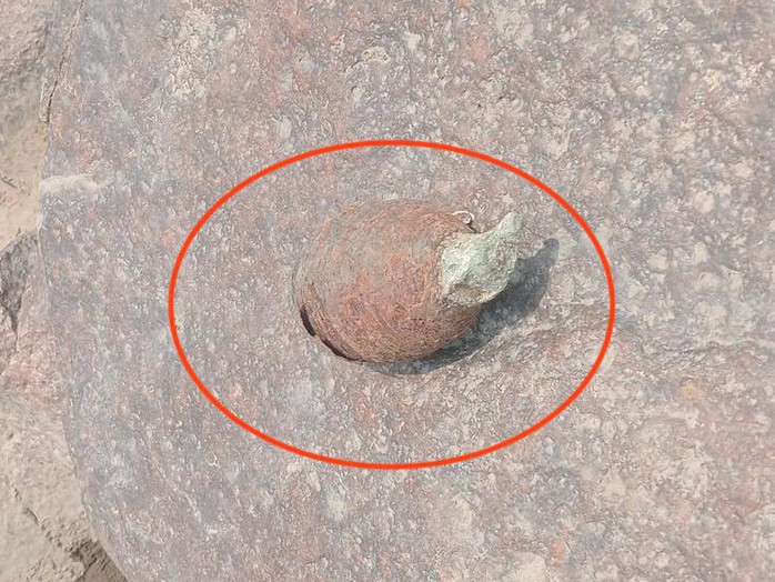 Phát hiện quả lựu đạn bên bờ suối, anh Kpă Nung nhanh chóng báo công an tới xử lý