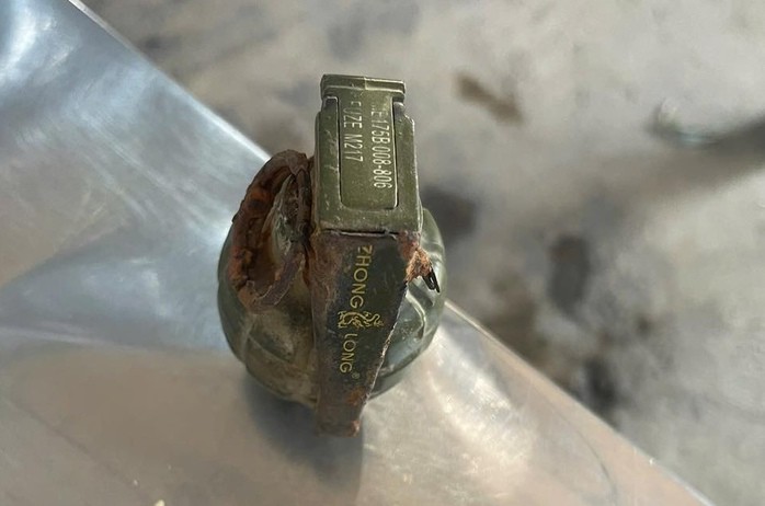 Quả lựu đạn còn nguyên kíp nổ được một học sinh lớp 8 mang tới giao nộp lực lượng CSGT