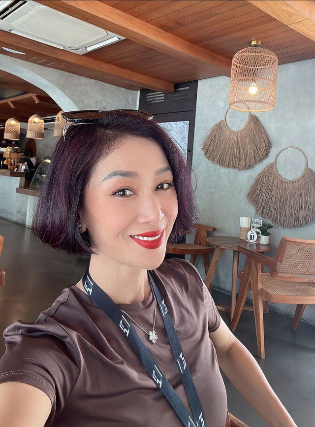 Vẻ ngoài tuổi trung niên của 'phú bà' Vbiz - Hoa khôi Thể thao vừa mời bạn bè đến thăm biệt thự 200 tỷ - 2