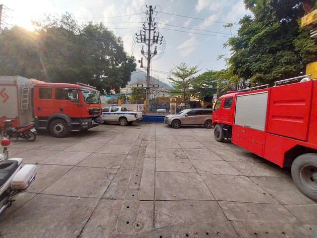 Xe ông Khoát đỗ chắn tại cổng cơ quan nhà nước. Ảnh: Công an tỉnh Phú Thọ.