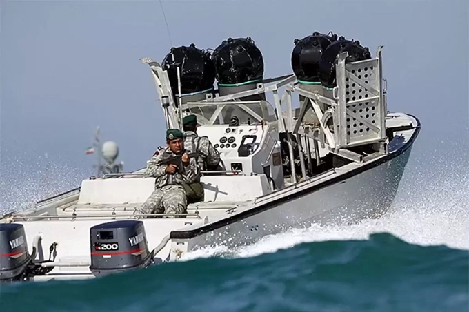 Xuồng cao tốc IRGC mang 4 quả thủy lôi trong cuộc diễn tập trên eo biển Hormuz trước khi chiến sự Trung Đông bùng phát. Ảnh: IRGC