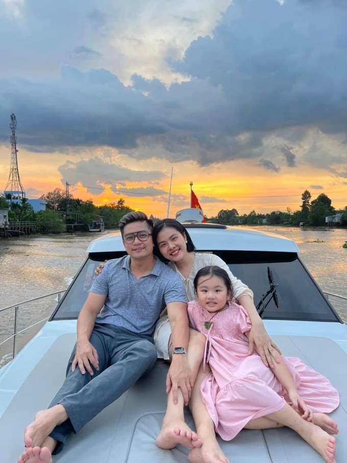 Vân Trang cùng chồng con ở vườn sinh thái.