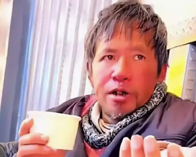 Tôn Vệ Đông hiện tại thất nghiệp, không có nhà cửa và người thân. Ảnh cắt từ video: Sohu