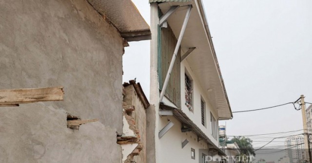 Hàng loạt ngôi nhà "kỳ dị" trên các tuyến đường mới mở ở Hà Nội, có nhà sâu không bằng một sải tay