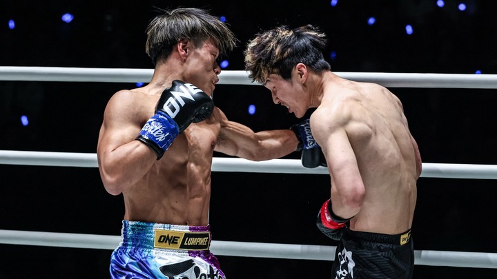 Yamazaki (bên trái) thắng knock out Hong Chengzhi.