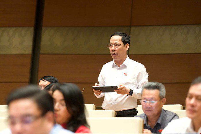 Đại biểu Trần Nhật Minh phát biểu thảo luận ngày 11-4. Ảnh: Phạm Thắng