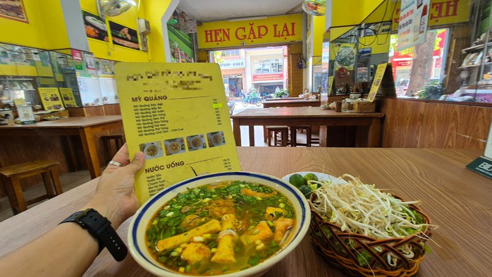 Suất ăn trưa có giá 31.000 - 50.000 đồng phổ biến nhất. Trong hình là tô bún riêu 40.000 đồng/suất