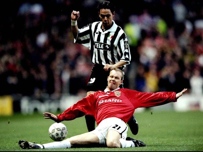 Henning Berg là cầu thủ đầu tiên vô địch Ngoại hạng Anh cùng 2 CLB khác nhau.