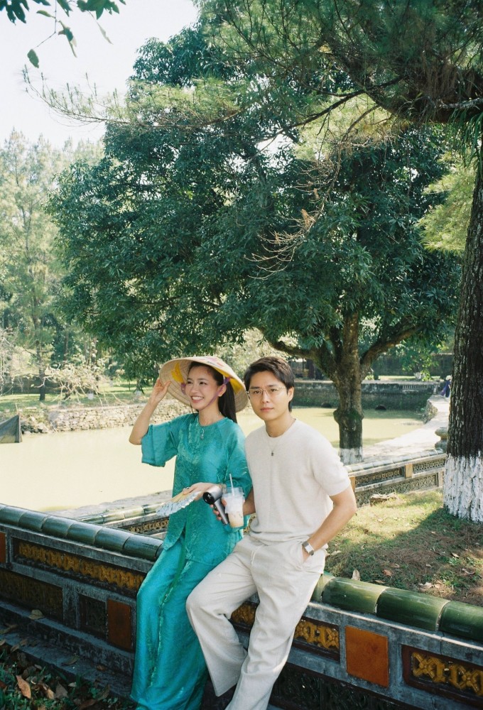 Tăng Duy Tân và Bích Phương thăm lăng Tự Đức ở Huế.