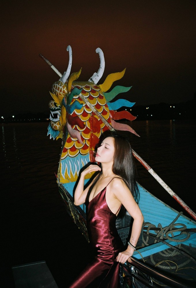 Bùi Bích Phương khoe vẻ gợi cảm trong chuyến du lịch Huế cùng Tăng Duy Tân.