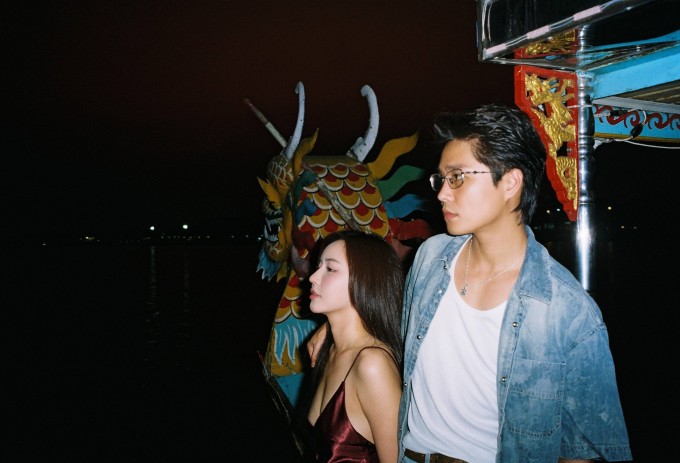 Cặp sao khi đi thuyền rồng trên sông Hương.