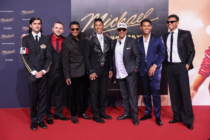 Hai con trai Michael Jackson, Bibi và Prince (trái) cùng các thành viên gia đình Jackson tại buổi ra mắt phim 'Michael'. Ảnh: Reuters