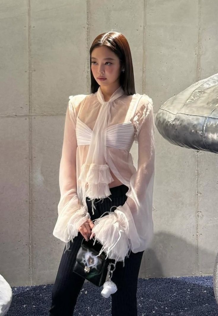 Những bộ cánh xuyên thấu của Jennie - 5