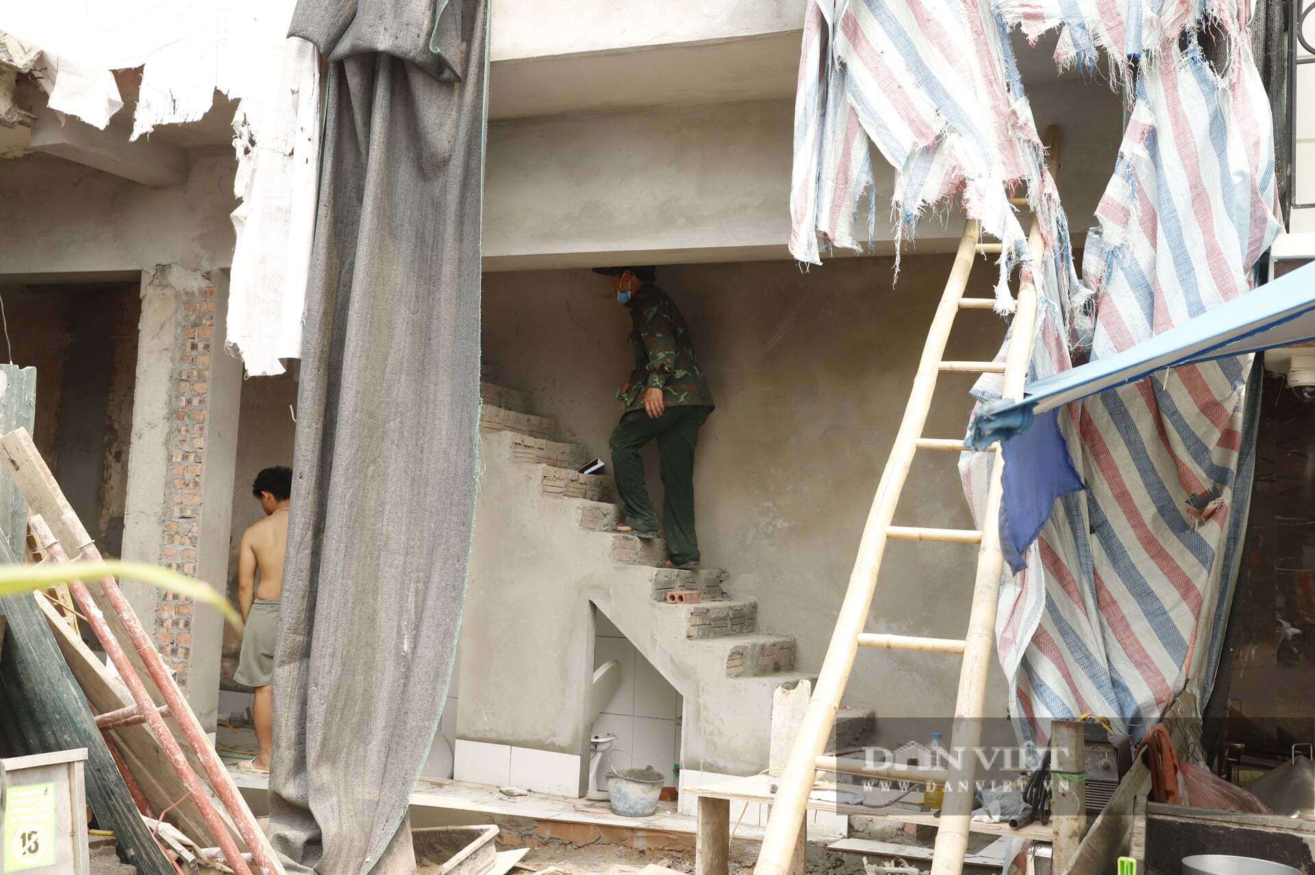 Trong ảnh, một ngôi nhà tại&nbsp;ngã tư Đê La Thành - Giảng Võ hình thành đúng với tên gọi "đầu thừa, đuổi thẹo". Ở phần đầu ngôi nhà này phình rộng đủ để bố trí phòng ngủ nhỏ, nhưng ở phần đuôi lại chỉ vừa đúng một chiếc cầu thang.