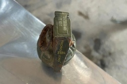 Học sinh lớp 8 mang lựu đạn nhặt được còn nguyên kíp nổ giao nộp CSGT